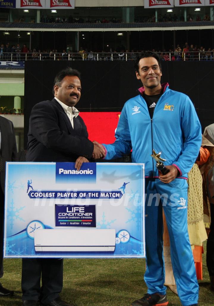 Samir Kochhar receives 'Coolest Player of the Match' during Mumbai Heroes Vs Kerala Strikers Match