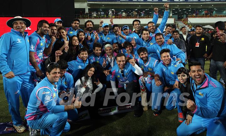 Team poses for the media during Mumbai Heroes Vs Kerala Strikers Match