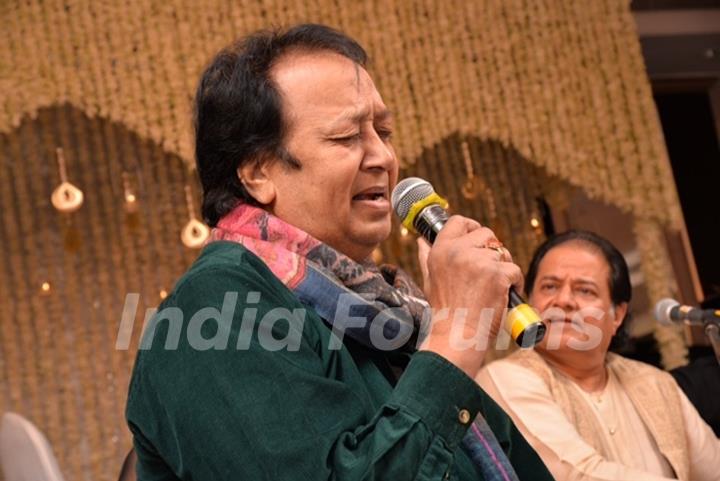 Bhupen Hazarika performs at Saurabh and Nasreen Daftary's Daughter Pooja's Wedding Reception