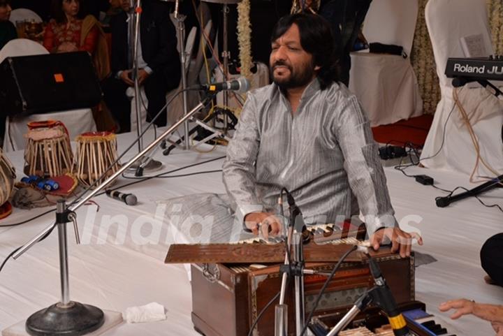 Roop Kumar Rathod performs at Saurabh and Nasreen Daftary's Daughter Pooja's Wedding Reception