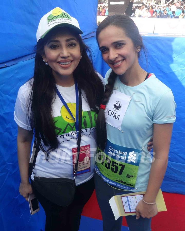 Tara Sharma and Archana Kochhar pose for the media at Standard Chartered Mumbai Marathon 2015