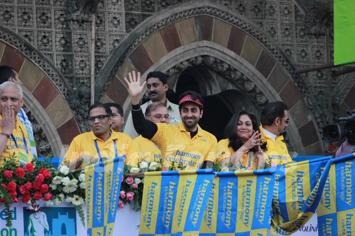 Ayushmann Khurrana was snapped waving to the fans at Standard Chartered Mumbai Marathon 2015