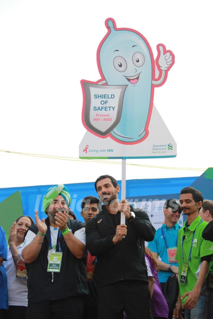 John Abraham promotes prevention of HIV/AIDS at Standard Chartered Mumbai Marathon 2015