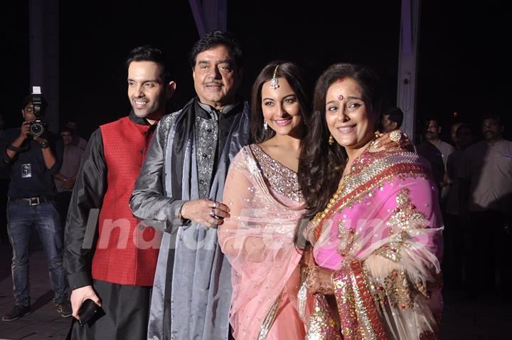 Sonakshi Sinha poses with her family at brother Kush Sinha's Wedding Reception