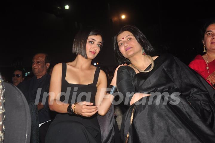 Akshara Haasan poses with Mother Sarika at the Music Launch of Shamitabh
