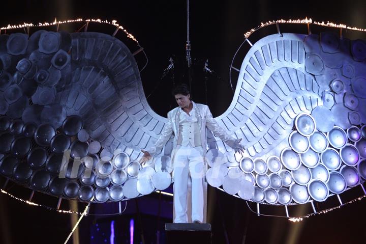 Shah Rukh Khan performs at 21st Annual Life OK Screen Awards Red Carpet