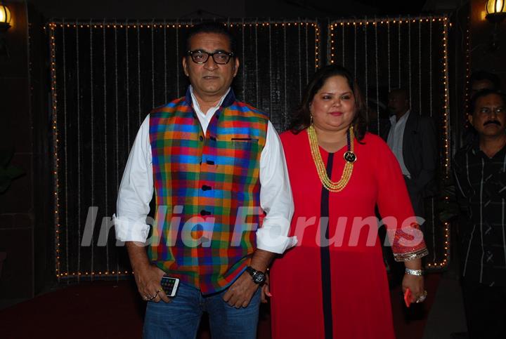 Abhijeet Bhattacharya poses for the media at Bappi Lahiri's Wedding Anniversary