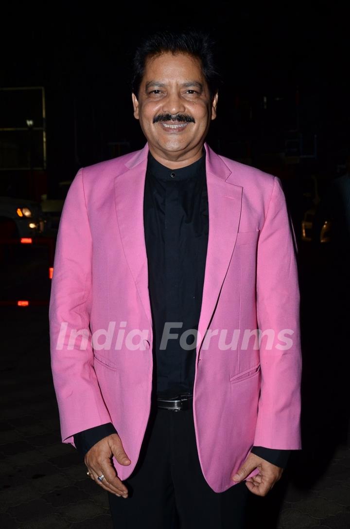 Udit Narayan poses for the media at Bharat Gaurav Achievement Awards