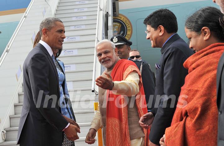 Narendra Modi welcomes Barack Obama and Michelle Obama in India