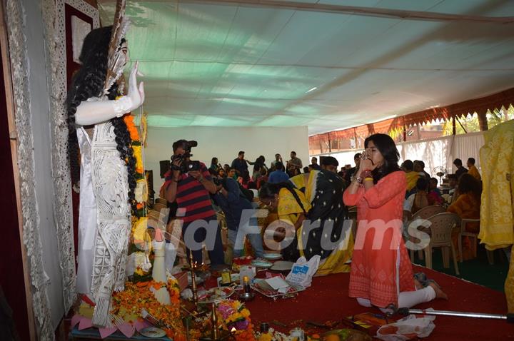 Ekta Kapoor seeks blessings from Goddess Saraswati at Anurag Basu's Saraswati Pooja