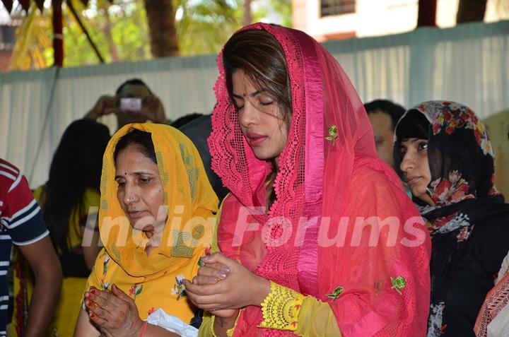 Priyanka Chopra seeks blessings from Goddess Saraswati at Anurag Basu's Saraswati Pooja