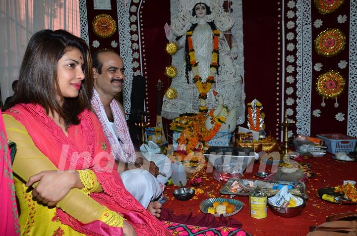 Priyanka Chopra seeks blessings from Goddess Saraswati at Anurag Basu's Saraswati Pooja