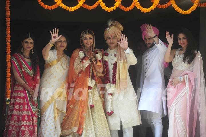 Soha Ali Khan and Kunal Khemu pose with Family Members at their Wedding