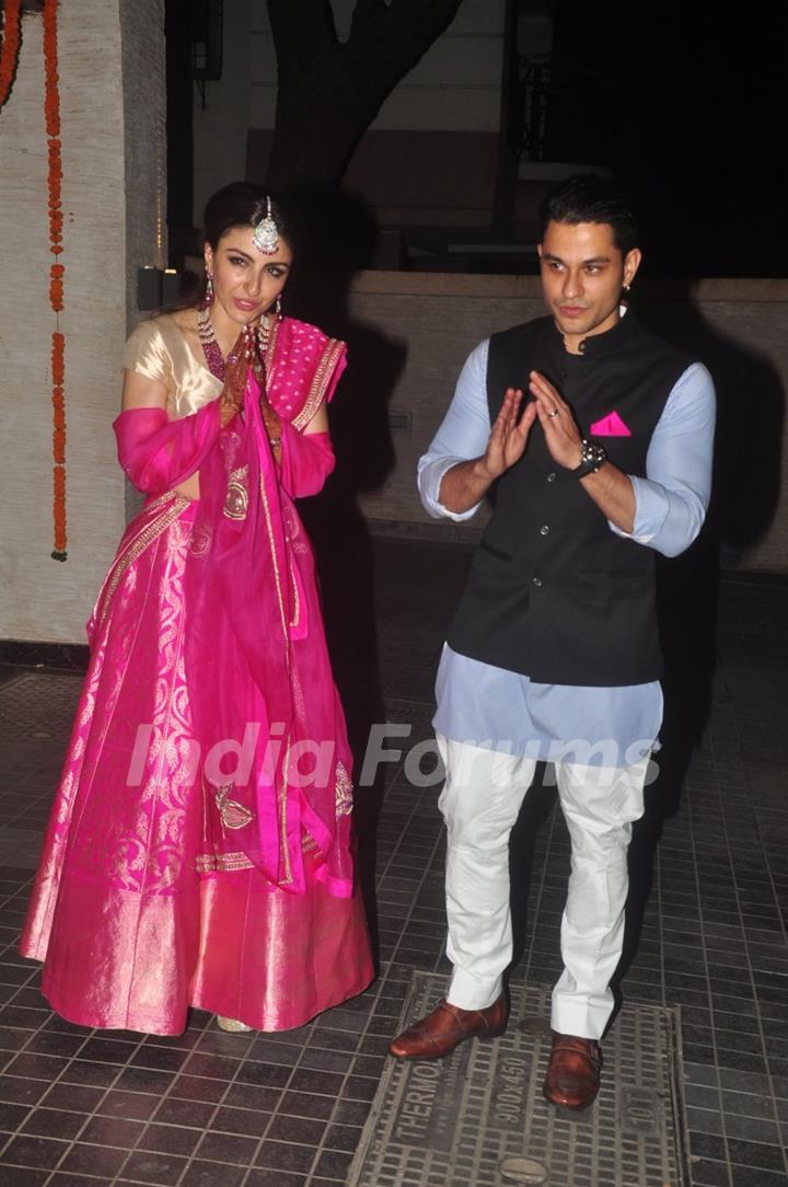 Soha Ali Khan and Kunal Khemu greet the media at their Wedding Reception