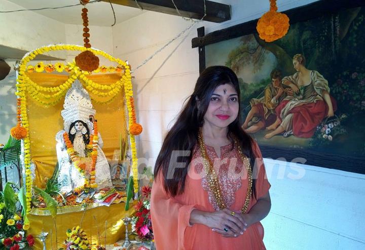 Alka Yagnik poses for the media at Bappi Lahiri's Saraswati Pooja