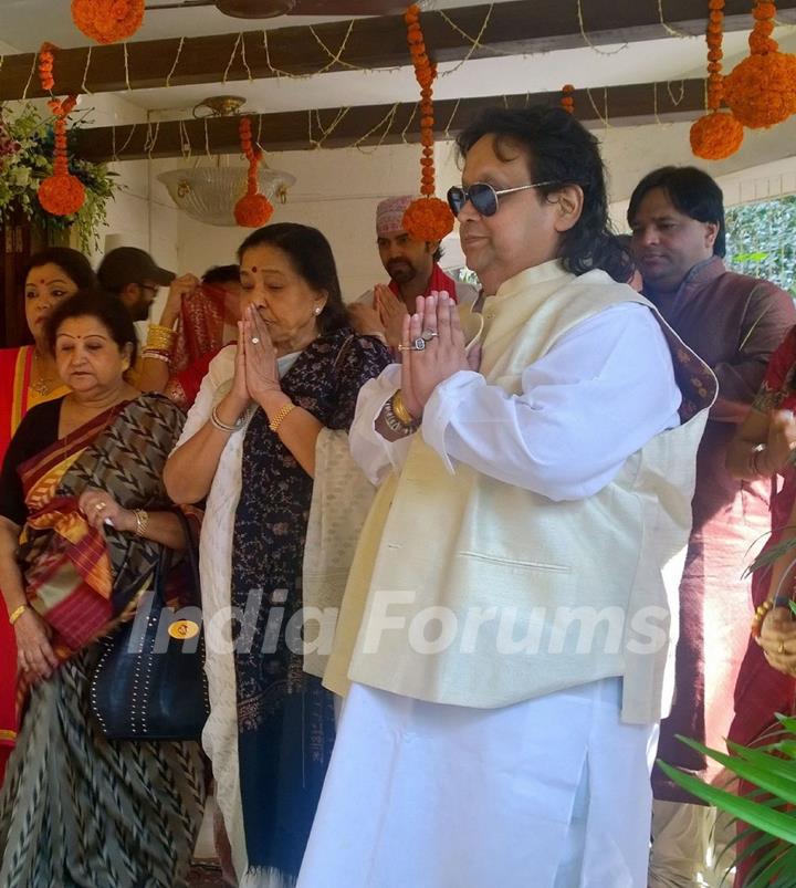 Asha Bhosle was snapped at Bappi Lahiri's Saraswati Pooja