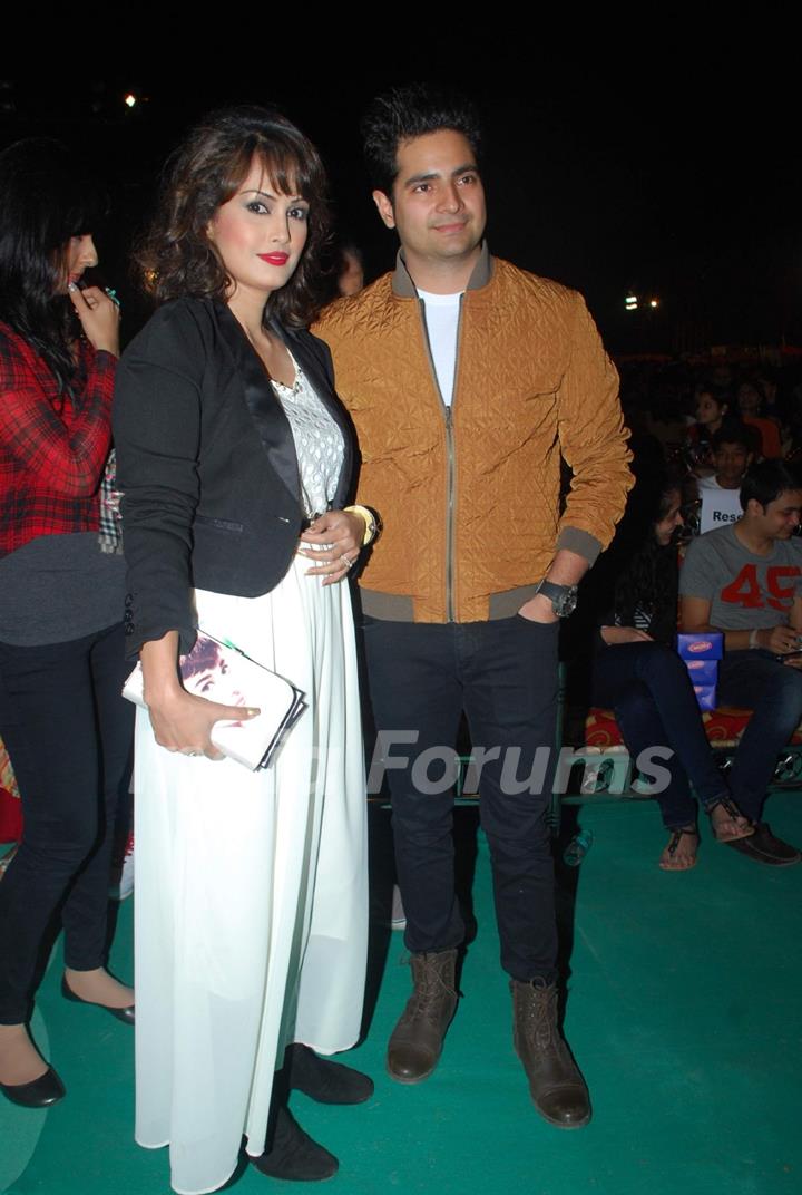 Karan Mehra and Nisha Rawal pose for the media at Sonu Niigam's Concert at MMRDA