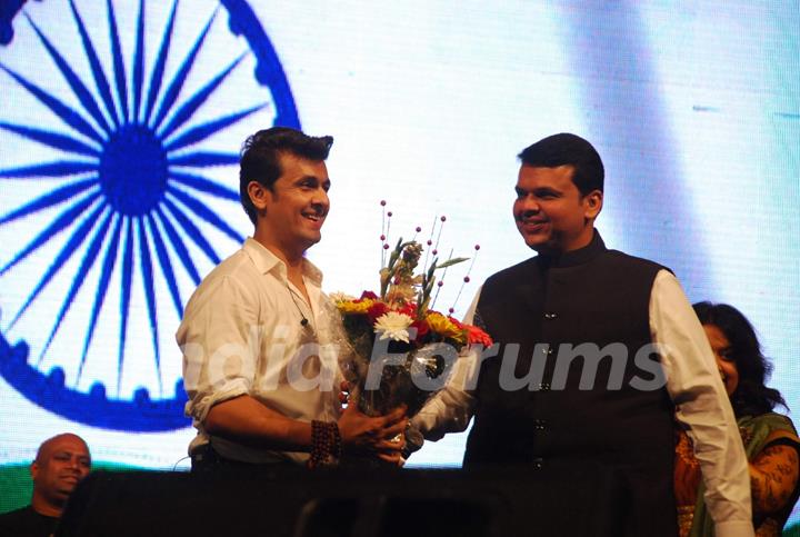 Sonu Niigam was felicitated at his Concert at MMRDA