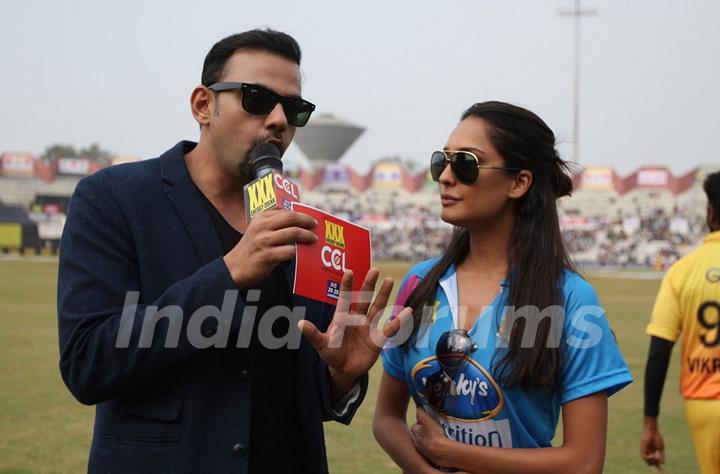 Cyrus Sahukar interacts with Lisa Haydon at Mumbai Heroes Match at CCL