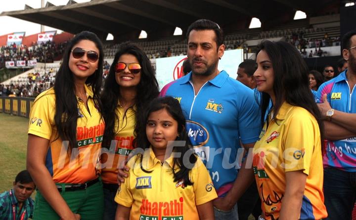 Salman Khan poses with fans at Mumbai Heroes Match at CCL