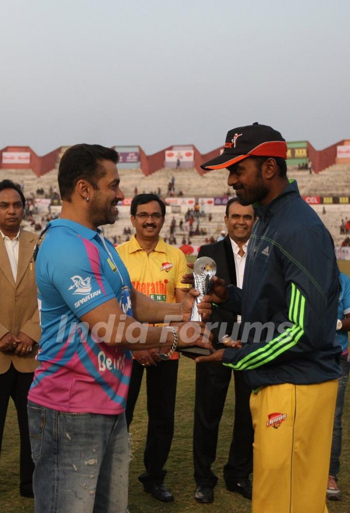 Salman Khan was snapped giving award at a player at Mumbai Heroes Match at CCL