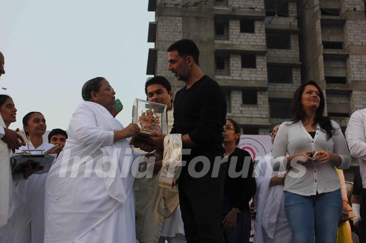 Akshay Kumar was felicitated at Bramhakumari Sakhi Minithon 2015