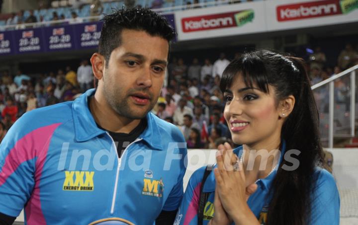 Aftab Shivdasani was snapped with wife at Mumbai Heroes and Telugu Warriors Match