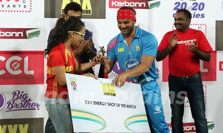 Sohail Khan receives an award at CCL Match Between Mumbai Heroes and Telugu Warriors