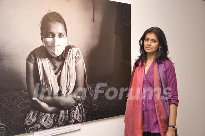 Nandita Das poses for the media at a Photo Exhibition by Sami Siva