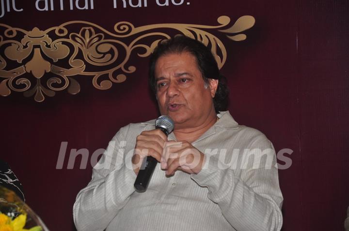 Anup Jalota interacts with the audience at Jagjit Singh's Birth Anniversary Concert