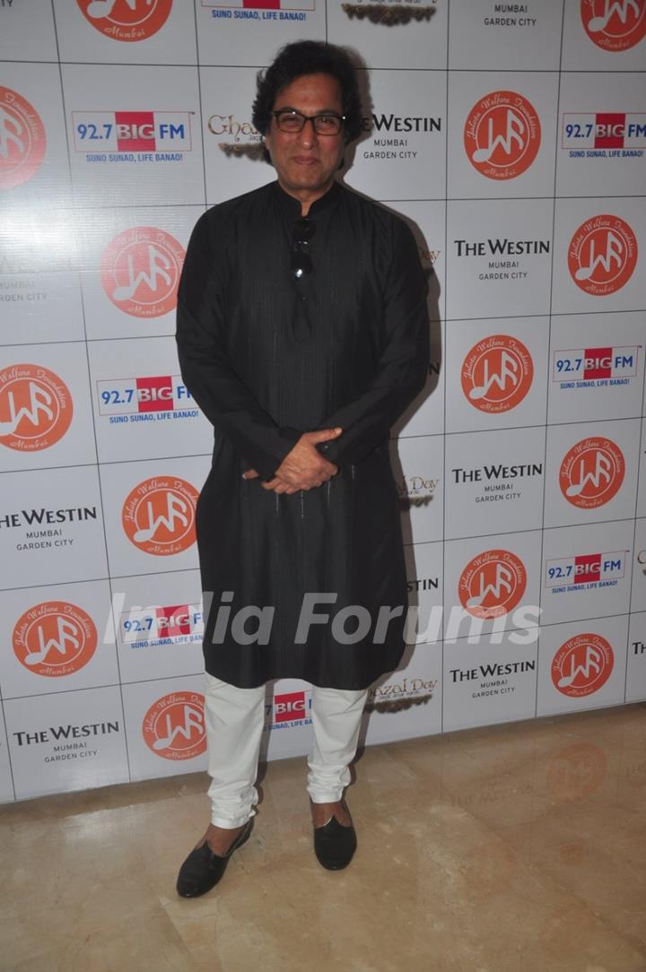 Talat Aziz poses for the media at Jagjit Singh's Birth Anniversary Concert