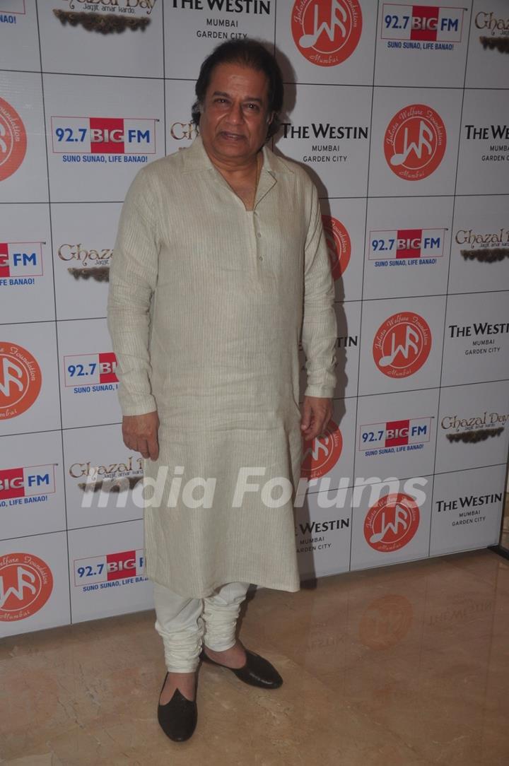 Anup Jalota poses for the media at Jagjit Singh's Birth Anniversary Concert