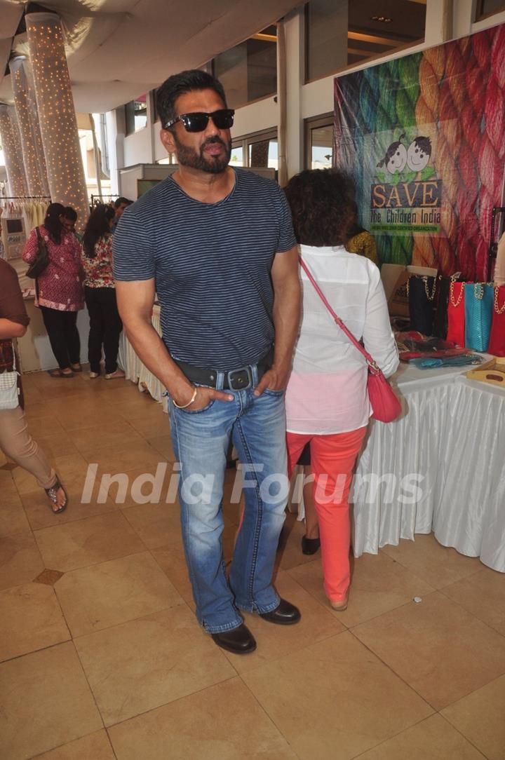 Suniel Shetty poses for the media at Araish Exhibition