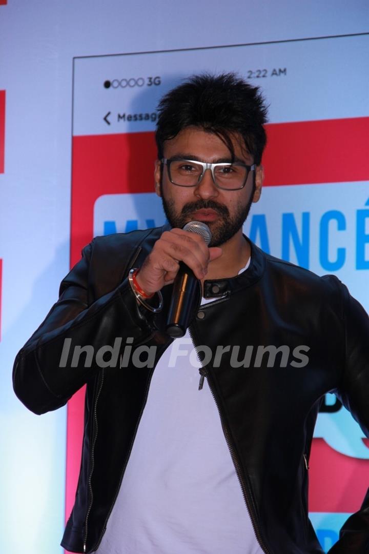 Arya Babbar interacts with the audience at his Book Launch