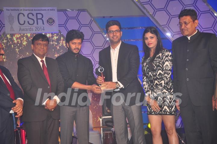 Riteish Deshmukh receives an award at CSR Awards