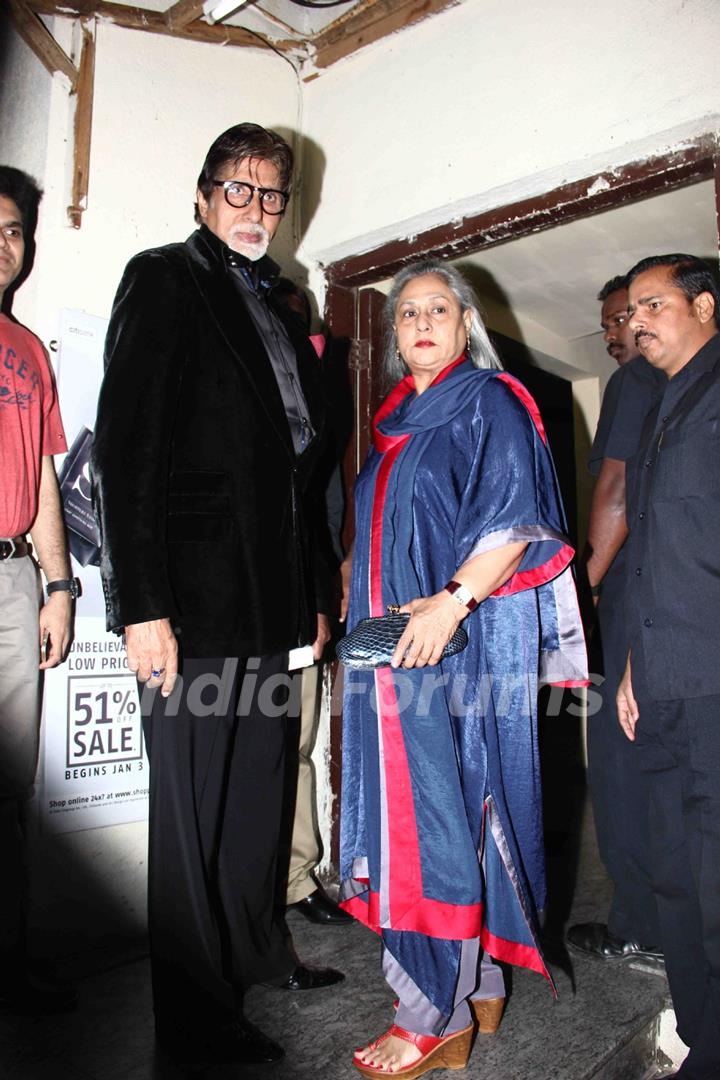 Amitabh Bachchan and Jaya Bachchan pose for the media at the Special Screening of Shamitabh