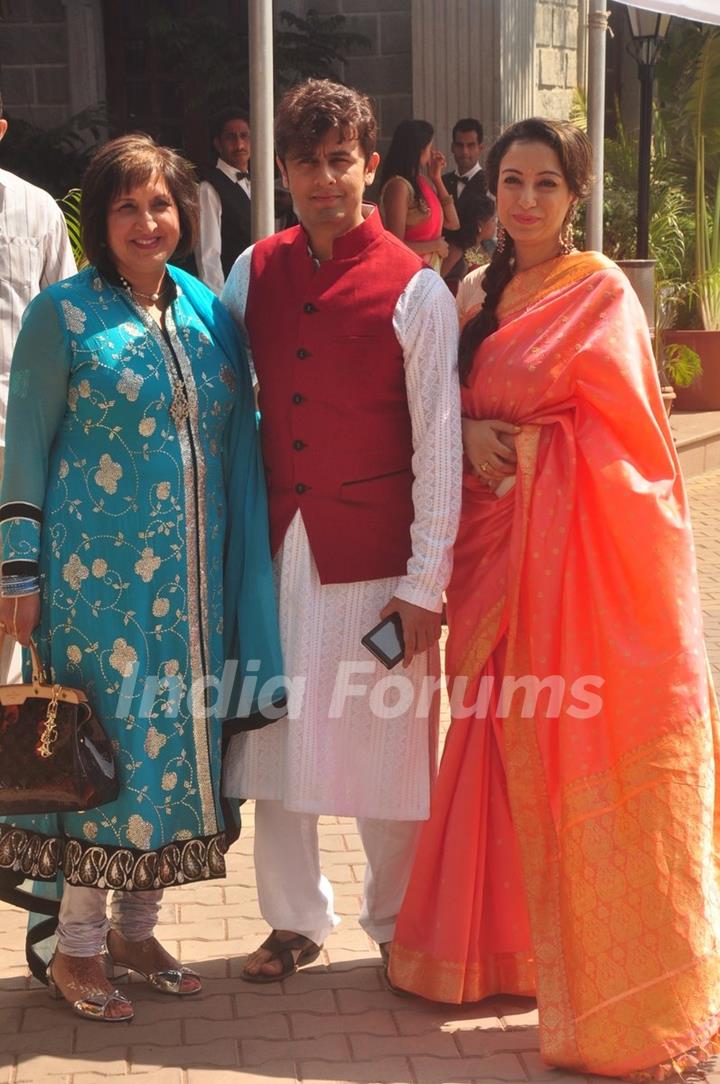 Soni Niigam with wife Madhurima at Rahul Thackeray's Wedding Ceremony