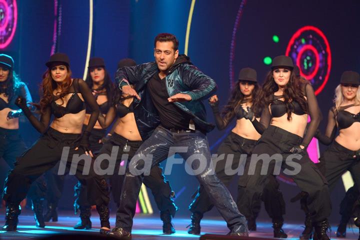 Salman Khan performs at Filmfare Awards