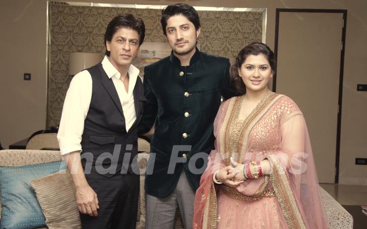 Shah Rukh Khan poses with Newly Weds Manali Jagtap and Vicky Shoor
