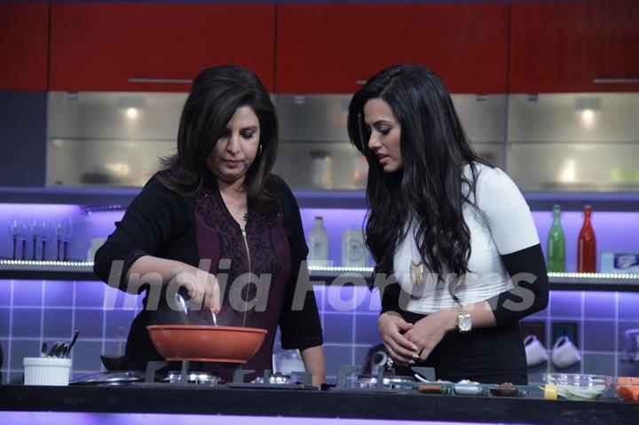 Sanaa Khan learns cooking from Farah Khan at the Launch of Farah Ki Daawat