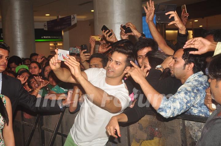 Varun Dhawan clicks a selfie with fans at the Promotions of Badlapur at R City Mall