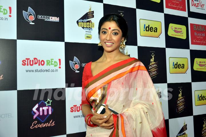 Paoli Dam poses for the media at Royal Stag Mirchi Music Awards Bangla 2014