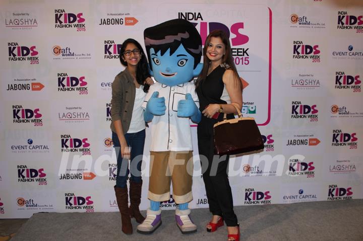Deepshikha Nagpal poses with her daughter and Krishna at India Kids Fashion Week 2015