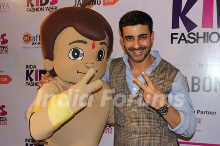 Gautam Rode poses with Chhota Bheem at India Kids Fashion Week 2015