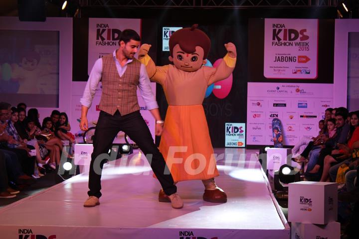 Gautam Rode performs with Chhota Bheem at India Kids Fashion Week 2015