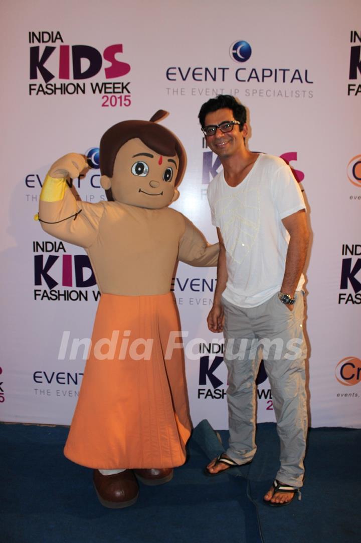 Sunil Grover poses with Chhota Bheem at India Kids Fashion Week 2015