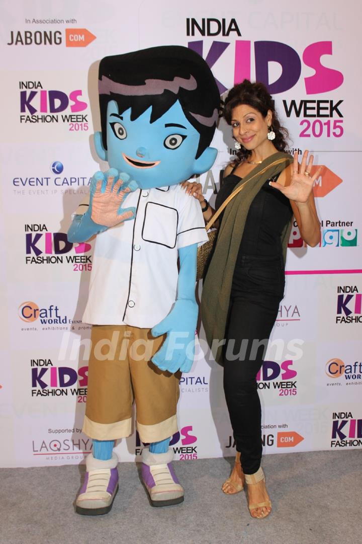 Tanaaz Currim Irani poses with Krishna at India Kids Fashion Week 2015