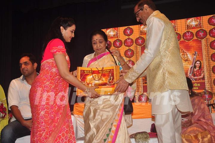 Asha Bhosle felicitated at Dr. Veen Amundra's Album Launch