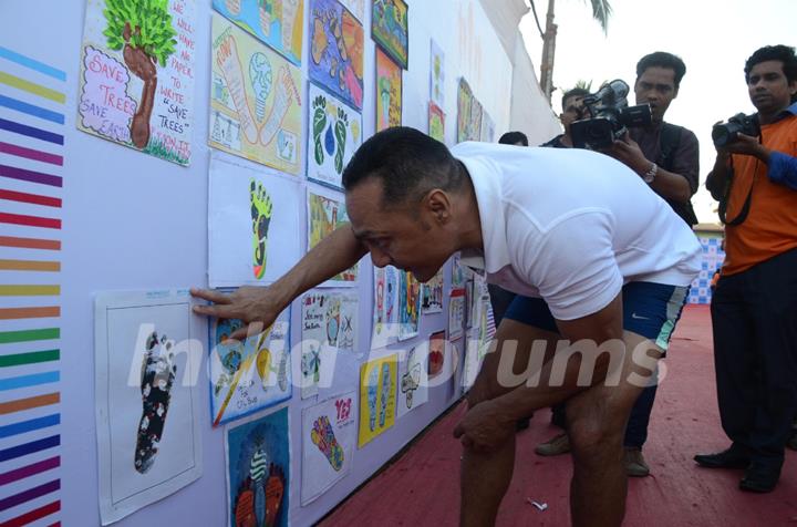 Rahul Bose checks out the drawings at the Runathon Organised by Reliance Energy