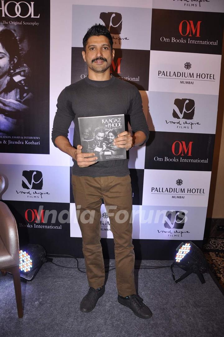 Farhan Akhtar poses for the media at Dinesh Raheja and Jeetendra Kothari's Book Launch